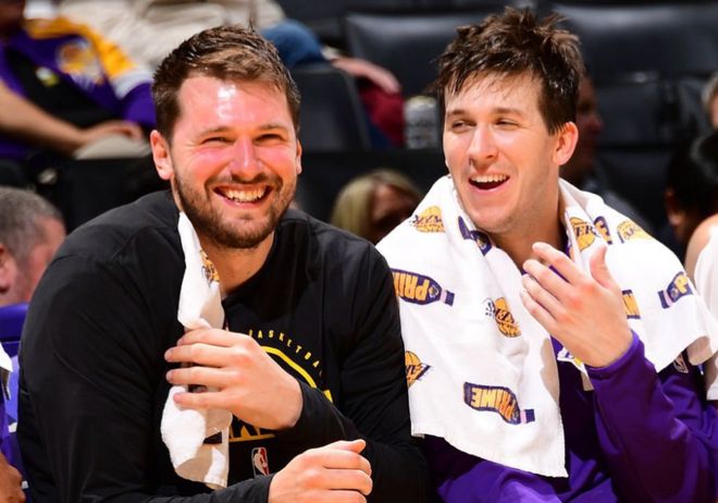 Shams：东契奇预计无缘出战首轮 里夫斯进度更快有望首轮末复出