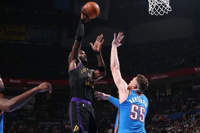 打了半天只得到1个篮板?湖人先发中锋怎么莫名其妙就被打爆了?