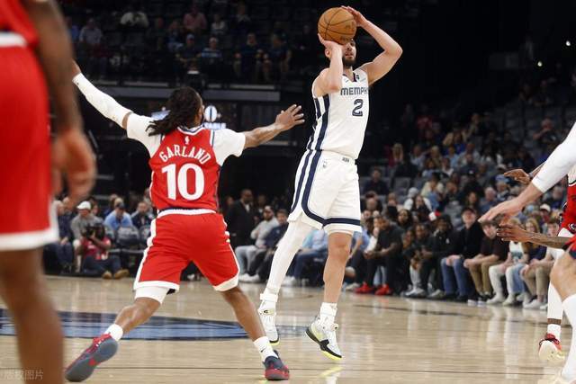 大反扑！快船落后19分迫近至1分：伦纳德20分，哈登替身哑火