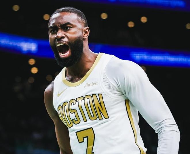 布朗27+8+8二轮秀完爆庄神,马克西33分仍需背锅,绿军力克76人