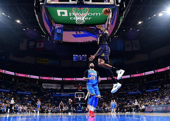 莫名其妙的安排！湖人都被打爆了，锋线大闸也没办法进入轮换阵容