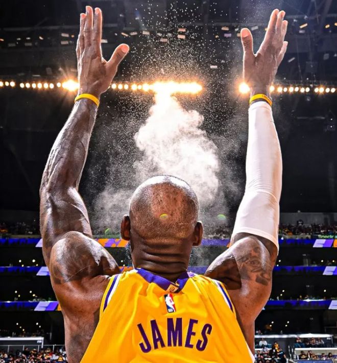 NBA第一人！詹姆斯出场次数创纪录，他和NBA历史36%的球员交过手