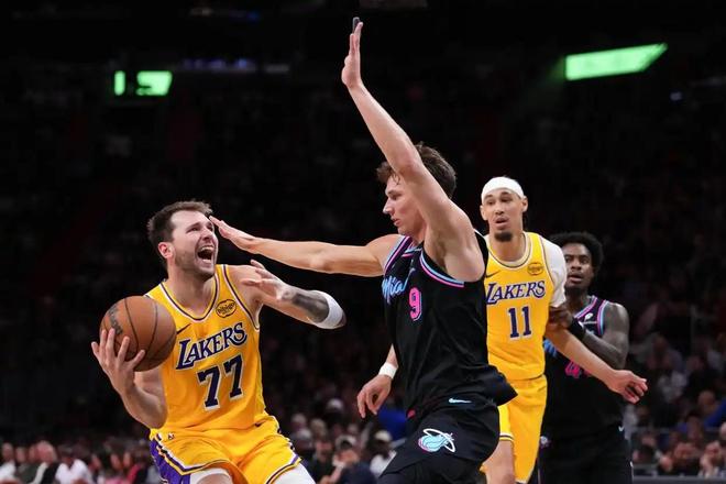 13+15!湖人新援攻防立大功,2年1000万签约爆惊喜,与三巨头绝配