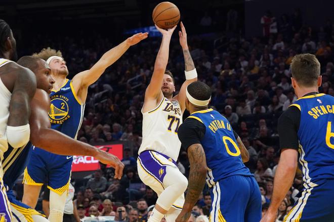 扎心!东契奇被问生日队友送啥:还没收到任何人送的礼物!太离谱了