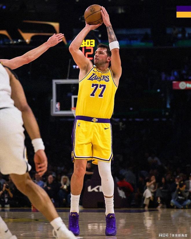 卧槽!鱼跃救球+罚球扳平+加时绝杀,三巨头“完美一战”不真实!