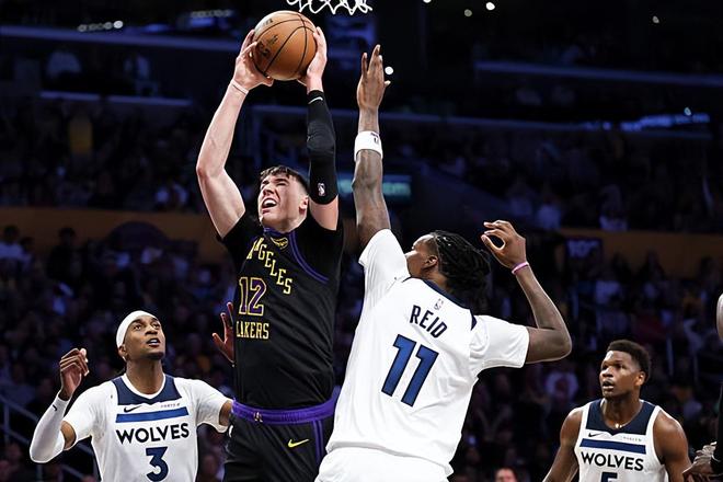 手感依然不佳,但湖人侧翼新星却展现出了一些其他方面的技能?