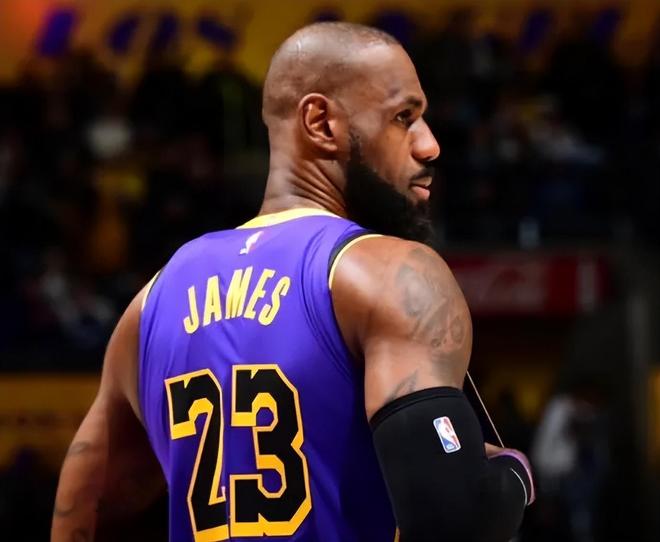 湖人再胜火箭!双方4首发对飙,八村垒关键球连进,火箭2将狂铁!