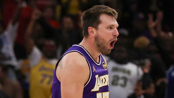 湖人队东契奇对阵火箭的精彩表现，为湖人史无前例的7连胜画句号