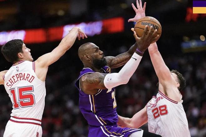 杜兰特被打服了!赞湖人防守和老詹发挥,谈末节2次出手直指团队