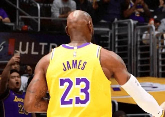 轰99+22+23！三巨头杀疯了，湖人终于清醒，老詹也只剩下一个结局