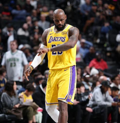 “詹式”篮球助湖人起飞!詹姆斯已经连续五场比赛助攻上双!