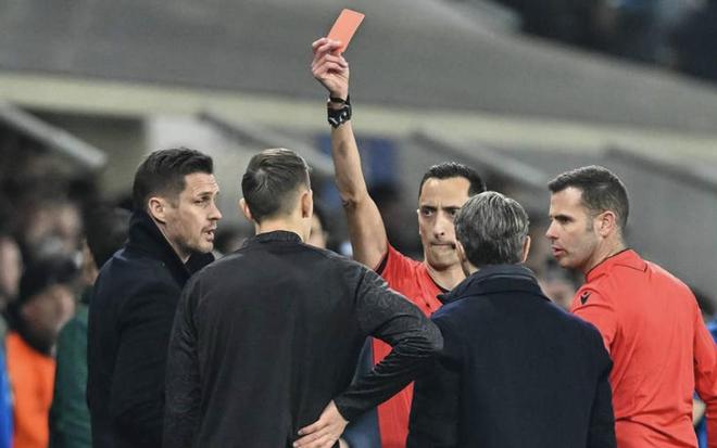 凯尔：没注意到施洛特贝克被罚下的原因，很惊讶裁判出示红牌