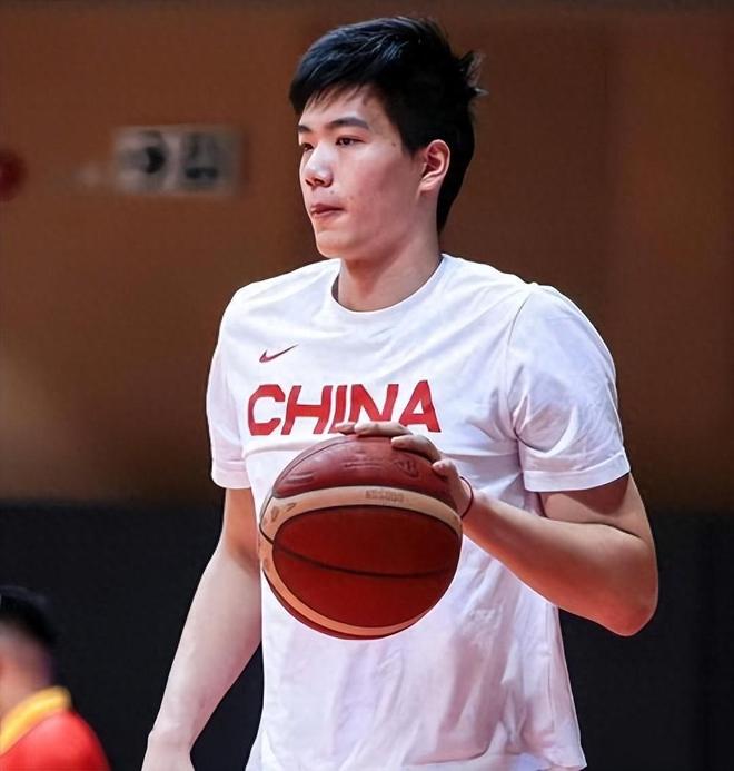 比张镇麟还差!中国男篮逆转夜最失意之人:失误被换下仅出场30秒