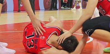 郭艾伦社媒确认左膝前交叉韧带断裂,康复周期或达一年之久,发文称:电视里演的有的不对,人在最难过绝望的时候不是一直哭,哭完是会笑的