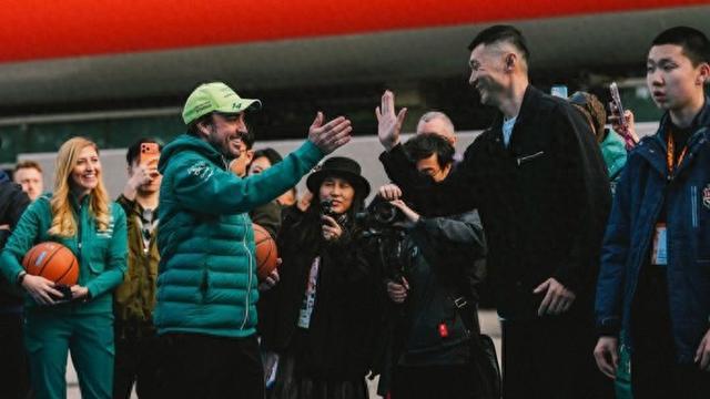 王牌对王牌!上海球迷挂念的刘炜和F1世界冠军阿隆索打篮球,谁会赢?