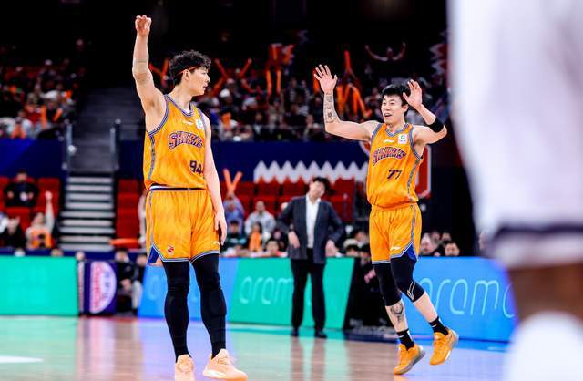 CBA积分榜最新排名!上海14连胜稳居第一,广东复仇江苏杀回前三