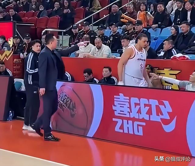 上海男篮疑似内讧!洛夫顿不满卢伟回怼惹争议 曾怒斥带着情绪打球