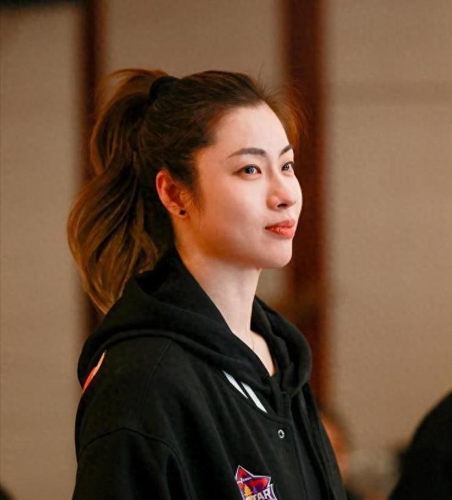 原来她就是江苏女篮教练，年轻美貌实力并存，击败卫冕冠军广东队