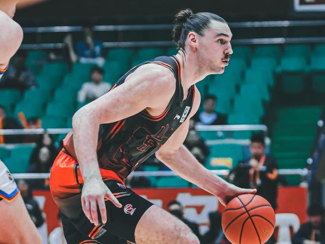 山东男篮迎战福建,斯蒂尔面对老东家遇到一道坎,琼斯要加油了