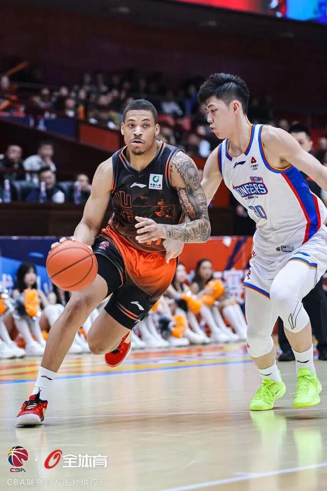 山东男篮外援大洗牌：克里斯稳坐钓鱼台，其余四人命悬一线