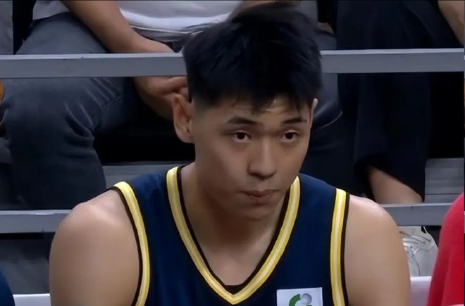 出场时间第3高,垃圾时间刷10分+正负值最低,还让崔永熙打替补