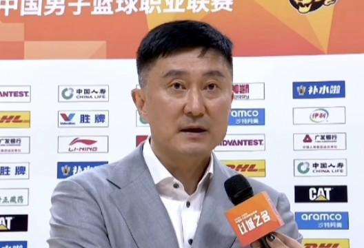 杜锋:在最困难的时候大家不断在往好的方向发展,希望再接再厉