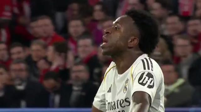 皇马出局急眼了！贝林厄姆抱怨不传球，维尼修斯怒怼：闭嘴