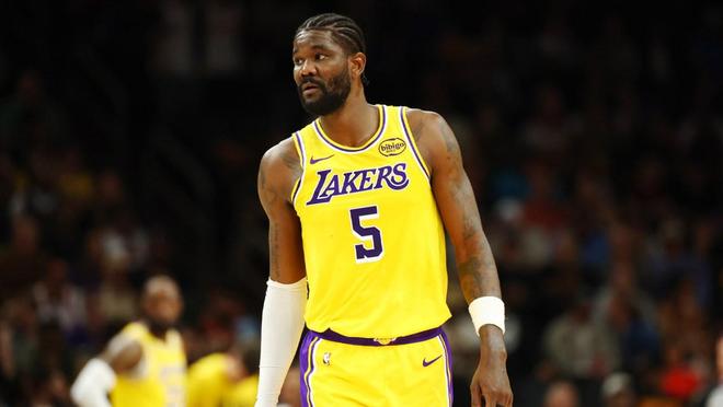 哈哈,湖人队斯马特不小心把球迷批评艾顿表现的言论说了出来