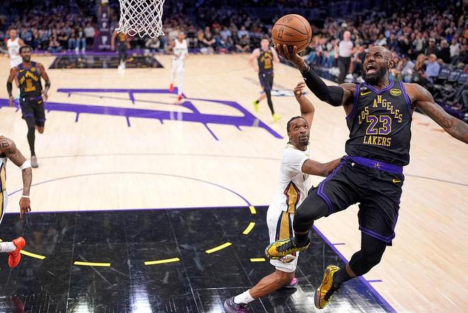 两分球全中,詹姆斯12投8中拿下21分7板7助,正负值+3