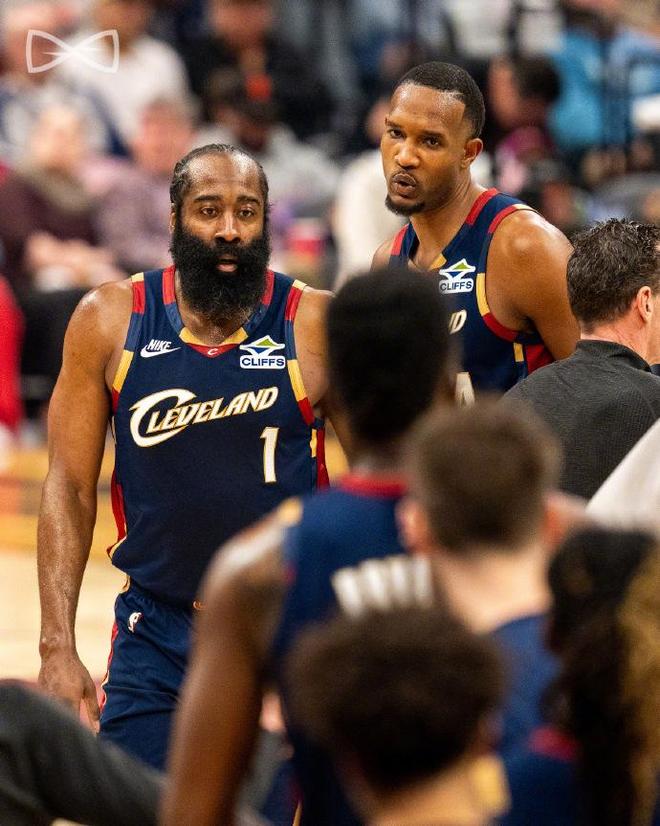 骑士遭绿军横扫:哈登19+10逼近29000分 米切尔复出30+7+5