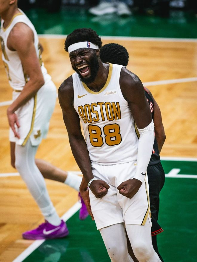 大爆发!单场轰下27+17打爆76人,这可是二轮秀,不愧是绿军啊