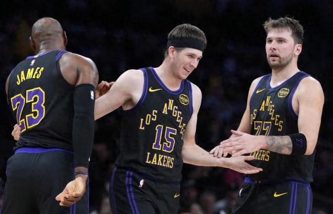 失误不断,湖人险胜鹈鹕,东契奇关键时刻统治比赛