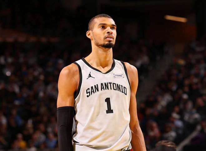 文班12+8+5落选秀6记三分,波特两双难救主,马刺破网豪取11连胜