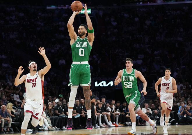 双方合计狂轰45三分!布朗43+7绿军横扫热火 塔图姆25+18+11