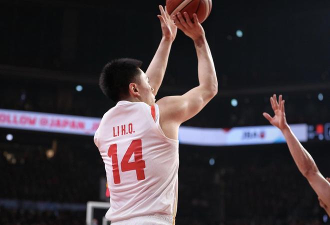 奶爸超绝表现，李弘权投篮6中3得9分10板，正负值全队最高+21