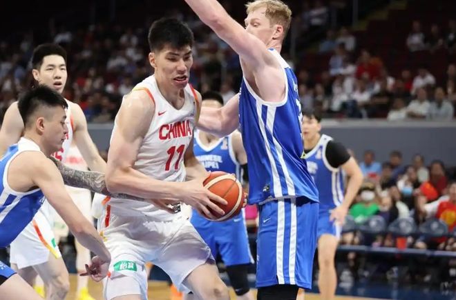 100-93！中国男篮又大逆转，央视解说员点名表扬4人，成赢球功臣