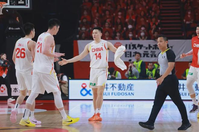 11分绝境逆转!李弘权+21正负值暗藏玄机,中国男篮赢在哪?