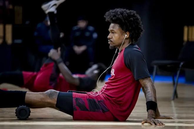 记者：上海和古德温保持联系，后者正在卡塔尔等待航班恢复