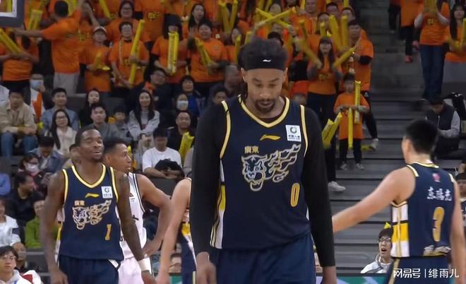 貌合神离？萨林杰庆生惨遭区别对待，或被广东队彻底放弃！