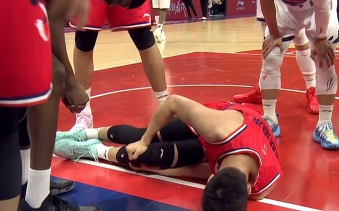 噩梦!郭艾伦突破过程遭遇膝盖伤势,倒地不起,并被担架抬出!