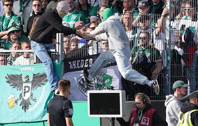 图片报：德乙有球迷拔掉VAR监视器电源，导致主裁无法看回放