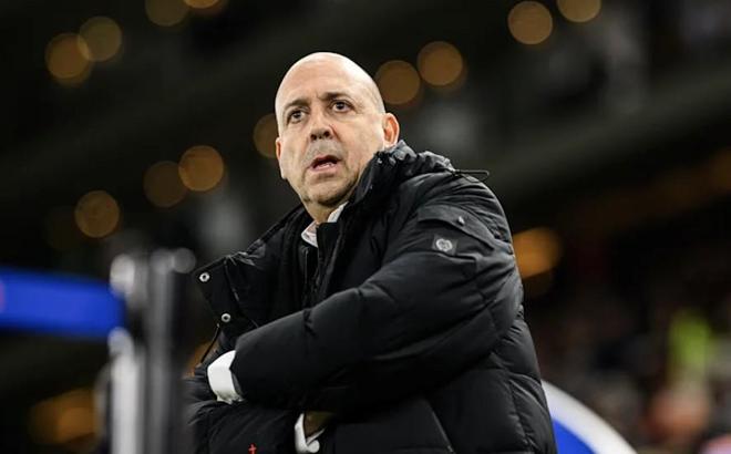 不满其未判罚点球，药厂CEO冲向裁判更衣室时高喊这白痴在哪