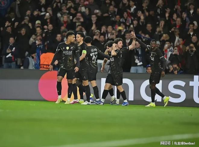 欧冠疯狂夜!完爆世界第一联赛!英超众强崩盘输球,1人追平梅西