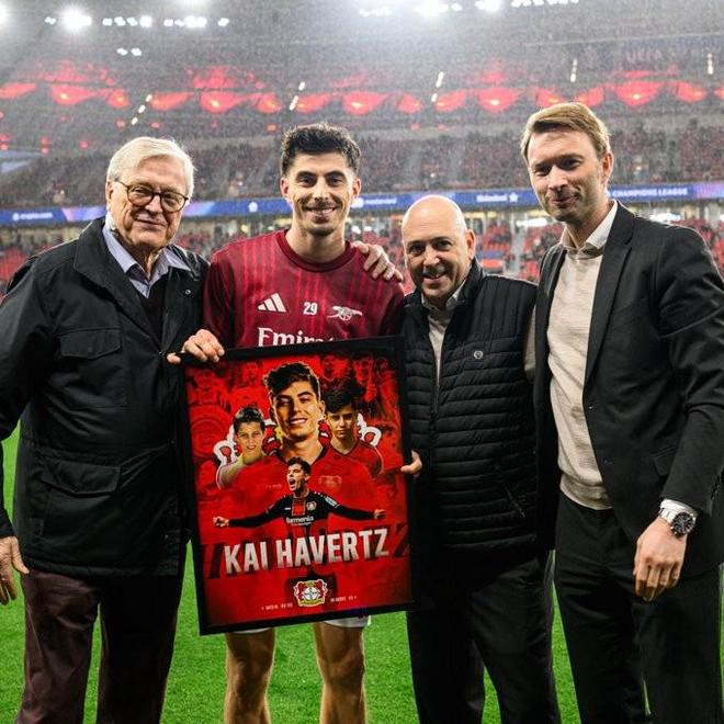 勒沃库森赛前赠送纪念礼物欢迎哈弗茨：欢迎回来，凯