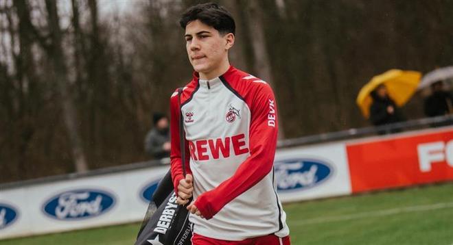 记者:科隆将买断18岁小将查韦斯,拜仁2027和2028年有回购权