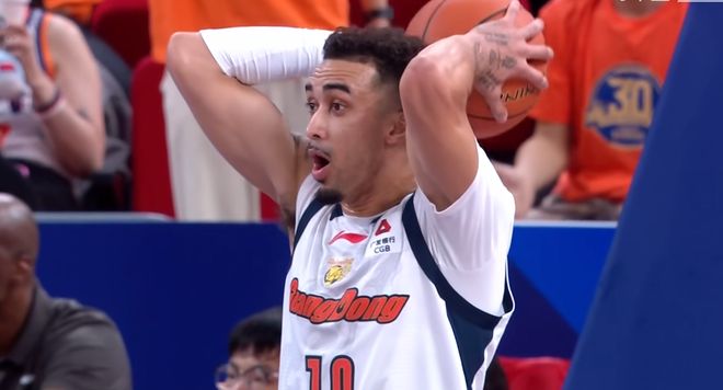 疯狂!CBA一夜爆4场大冷,争冠大热再次翻车,广东2连败仍是前三