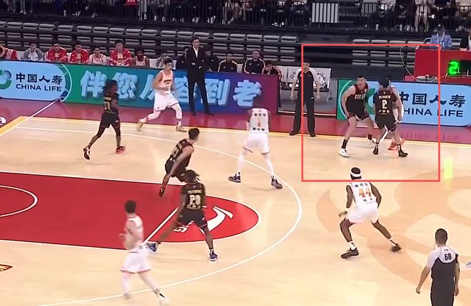 杜锋学着点！深圳防庞峥麟就是上线包夹，这不是很简单吗？