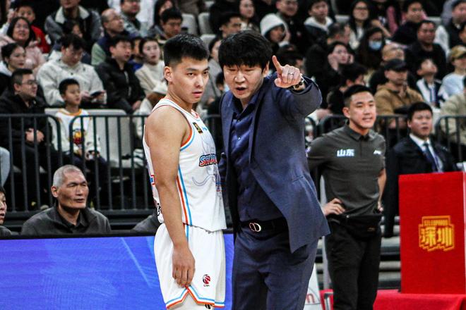 决胜时刻屡陷得分荒！邱彪需抓好用人细节，山东男篮才能走得更远