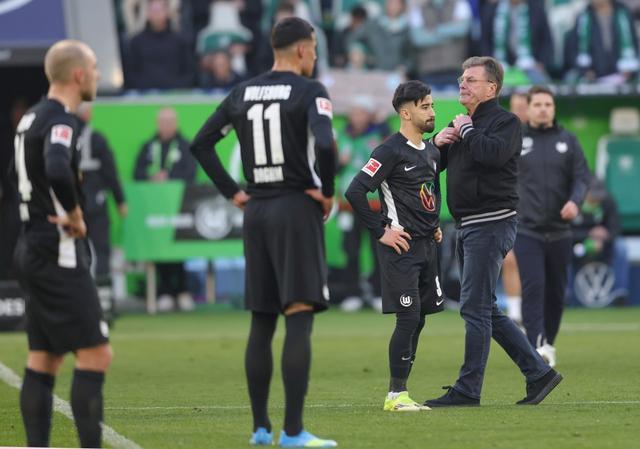 前德甲冠军狼堡濒临降级!迷信AI省钱反遭毒打,防线惨不忍睹