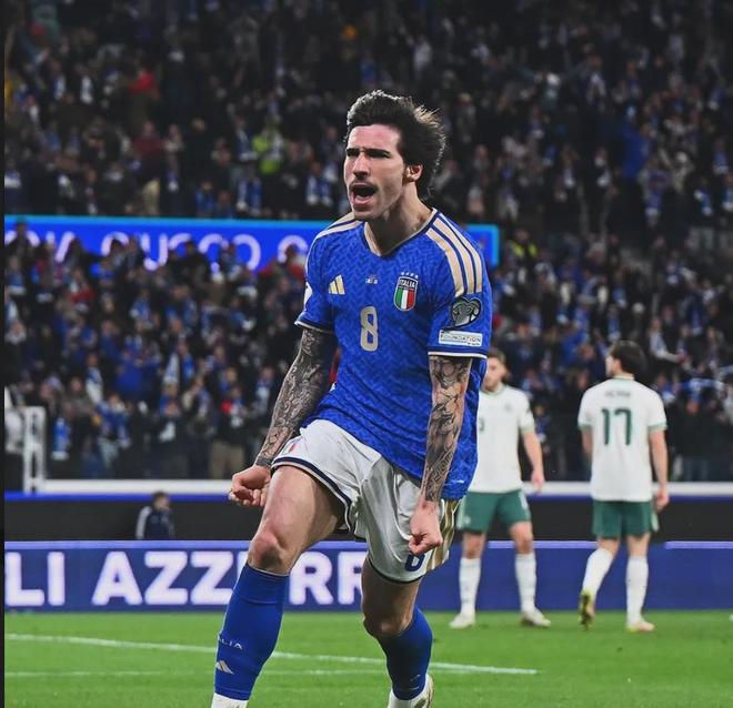 名记:托纳利是曼联中场第一目标!德天空:巴萨正关注德甲锋霸!